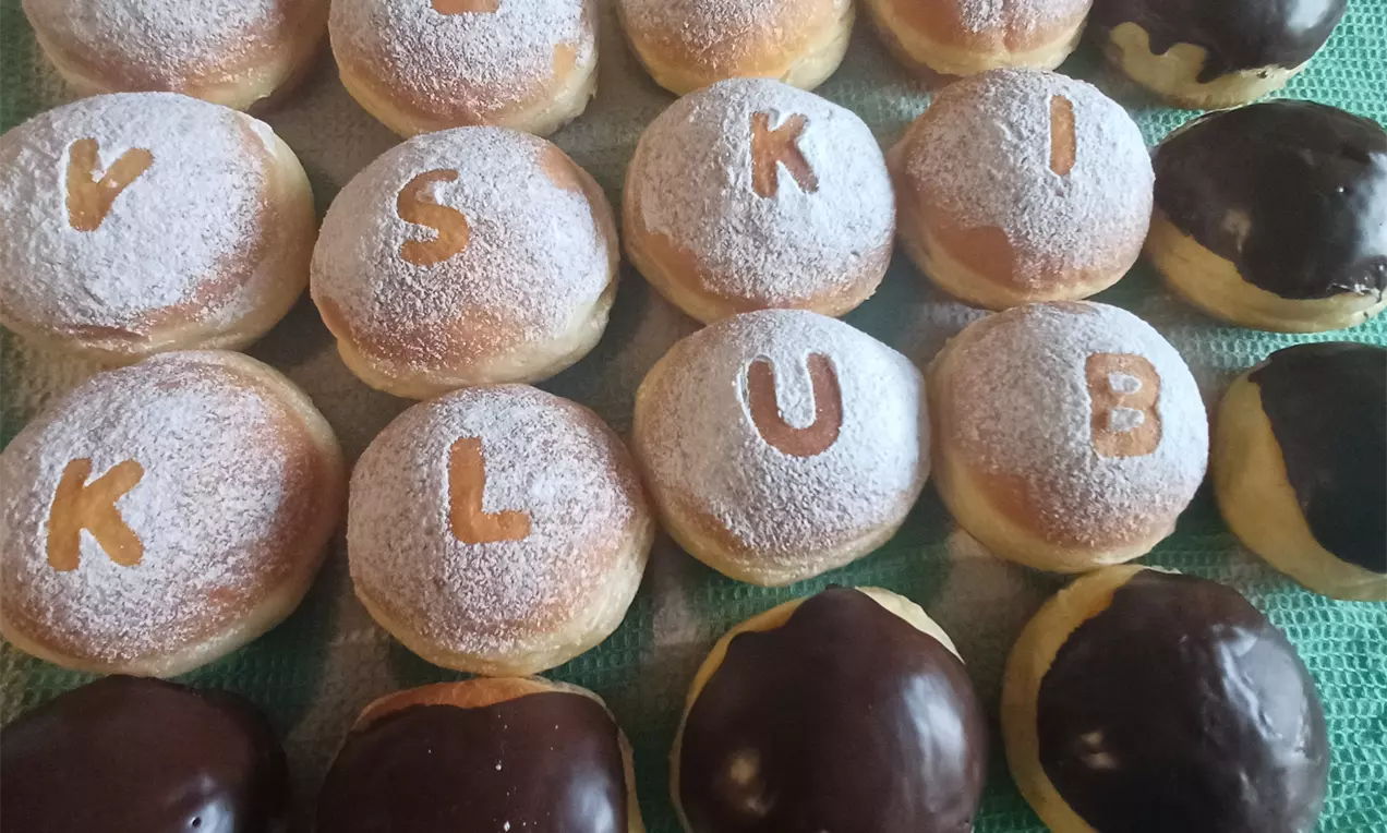 Pustni krofi s čokolado