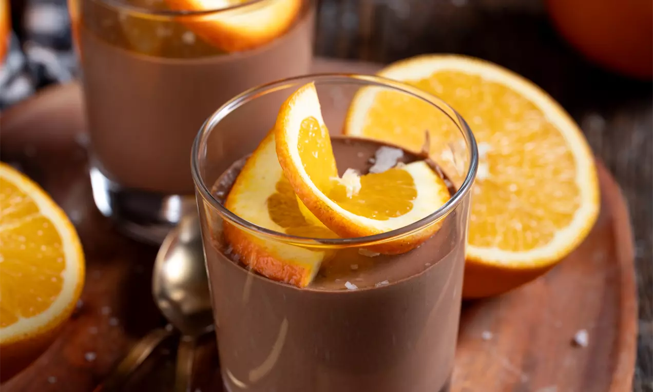 Čokoladni mousse s pomarančo in solnim cvetom