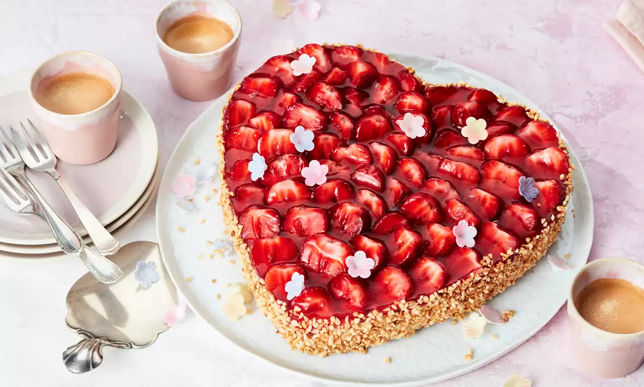 Torta v obliki srca z jagodami